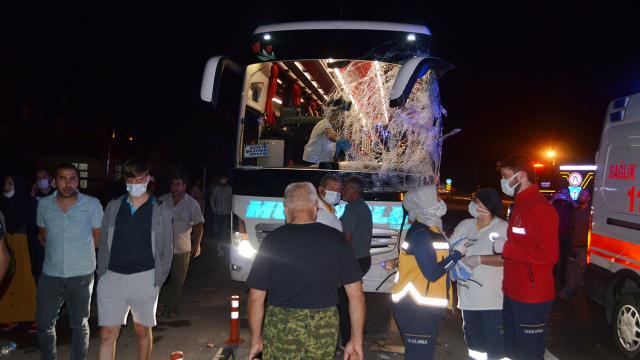 Aksarayda otobüs ile minibüs çarpıştı: 12 yaralı