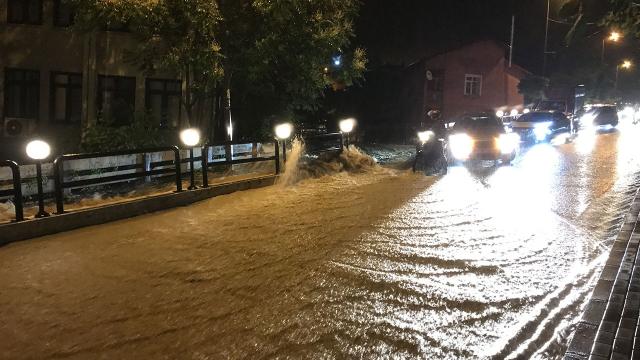 Zonguldak ve Bartında sağanak: Cadde ve sokaklar göle döndü