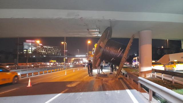Tırın üstündeki dev makara köprüye takılarak yola düştü