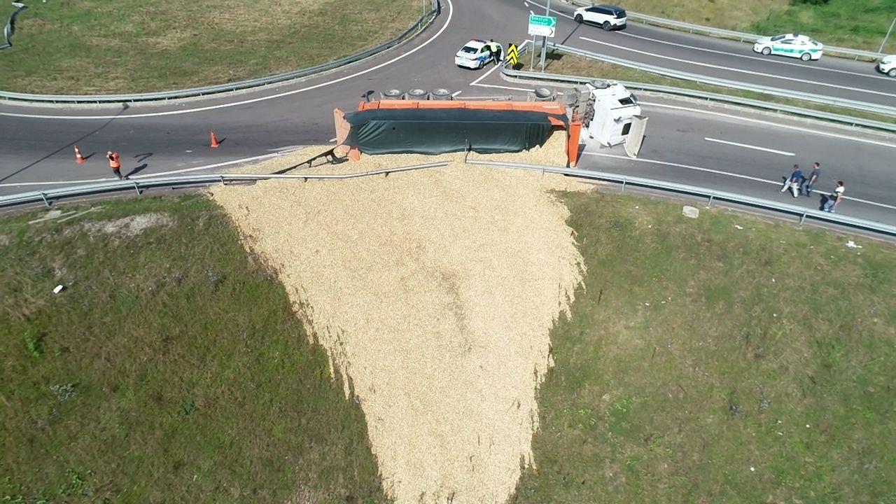 Düzce'de talaş yüklü tır devrildi: 1 yaralı