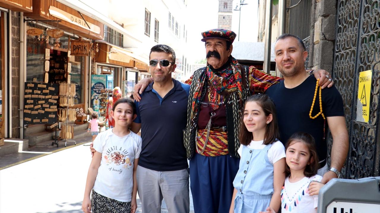 Kıyafetlerini özel olarak terzisinde diktiriyor