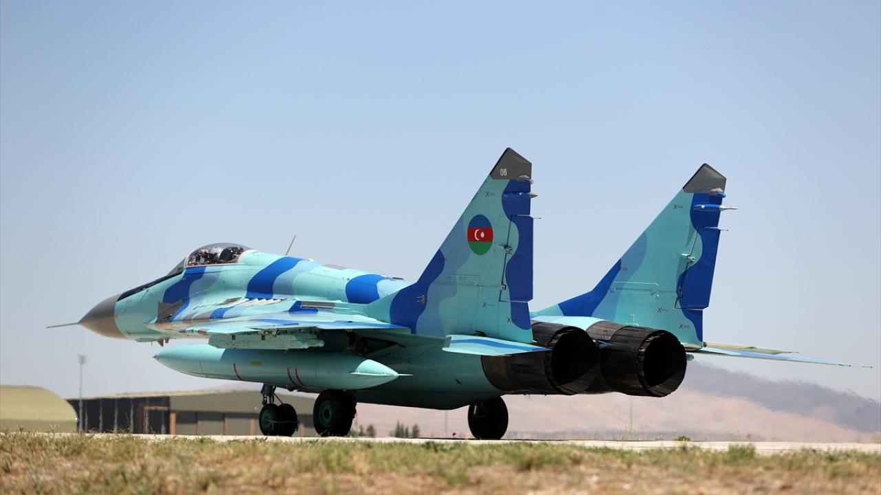 Azerbaycan 2 uçakla katıldı