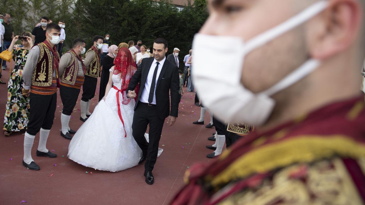 Nikah ve düğünlerde yiyecek ikramı serbest