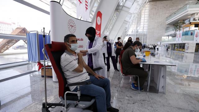 Ankara Yüksek Hızlı Tren Garında Covid-19 aşısı yapılmaya başlandı