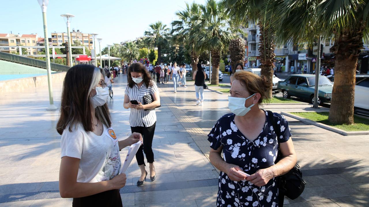 Aydın'da sağlık çalışanlarının çocukları, aşı konusunda bilgilendirici broşür dağıttı