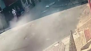 Çöken balkonun altında kalmaktan saniyelerle kurtuldular