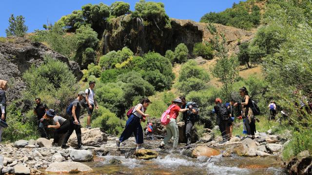 Doğasıyla cezbeden Bingölün Pargasur Şelalesi misafirlerini ağırlıyor