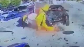 Otomobilin çarptığı yakıt pompası alev aldı