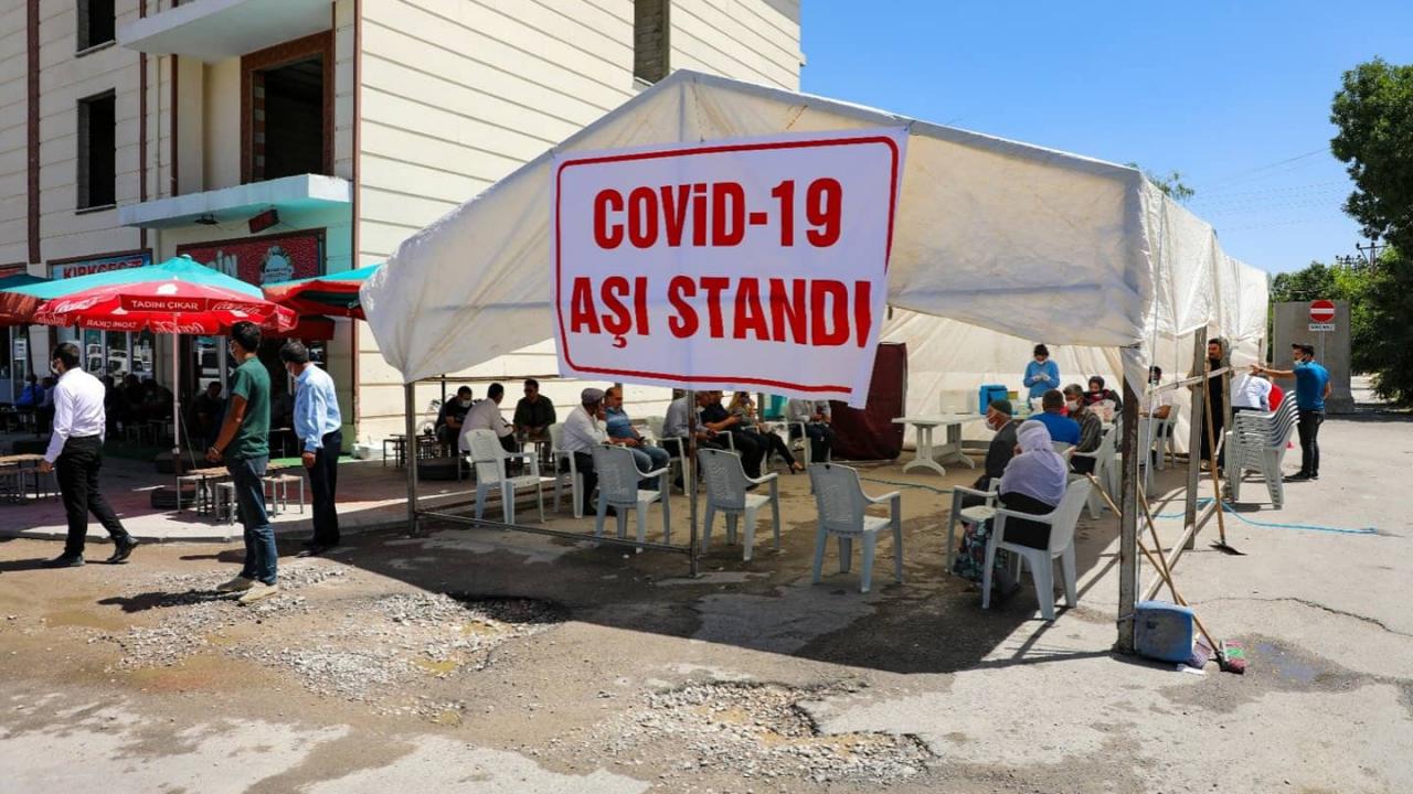 Gürpınar'da Covid-19 aşı çalışmaları devam ediyor