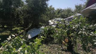 Eğitim uçağı bahçeye zorunlu iniş yaptı