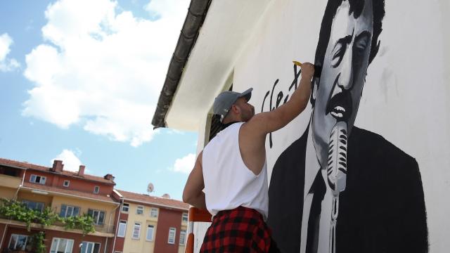 Genç ressam Eskişehirin duvarlarını Yeşilçamın unutulmaz sanatçılarının resimleriyle renklendiriyor
