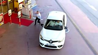Benzin istasyonunda yürüyen yayaya araçla çarptı