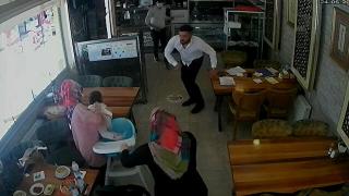 Boğazına ekmek takılan çocuğu lokanta sahibi kurtardı