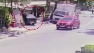 Kontrolden çıkan otomobil markete girdi