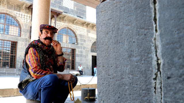 Renkli giyimi ve tarzıyla dikkati çeken "Kemal Dayı" ile fotoğraf çektirmek için sıraya giriyorlar