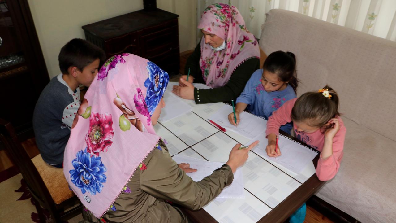 "Çocukluğum Çocukluğun Olsun Projesi" ile ebeveynler çocukların oyun arkadaşı oldu