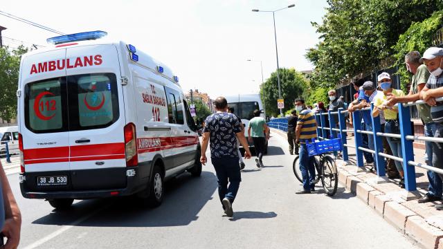 Kayseride panelvanın çarptığı genç ağır yaralandı