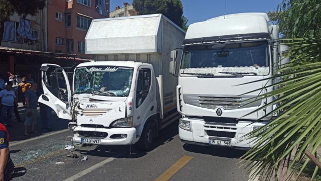 Nazillide iki kamyonet çarpıştı: 1 yaralı
