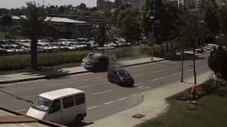 İstanbul'da otomobil İETT durağına çarptı