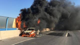 Otomobil hareket halindeyken alev aldı