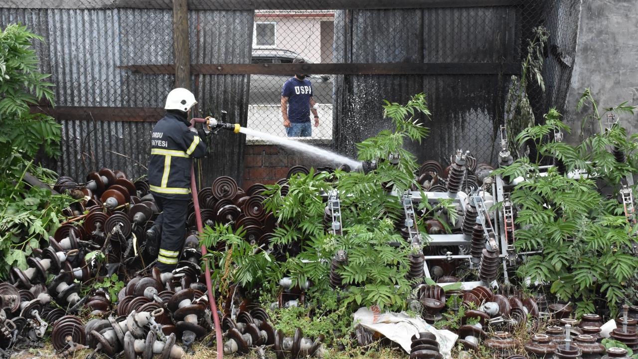 Ordu'da bir iş yerinin deposunda çıkan yangın hasara yol açtı