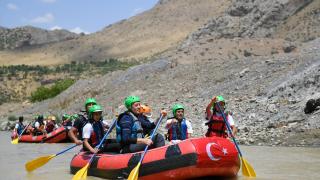 Milli Eğitim Bakanı Ziya Selçuk gençlerle rafting yaptı
