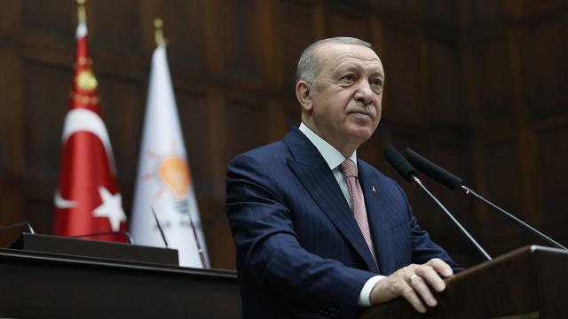 Cumhurbaşkanı Recep Tayyip Erdoğan da AK Parti’nin TBMM Grup Toplantısı’nda yaptığı konuşmada, sosyal medyadaki asılsız haberlere yönelik yasal düzenlemeleri işareti etti ve "Bu hukuki adımları artık bizim de acilen gündemimize almamız gerekiyor" dedi.