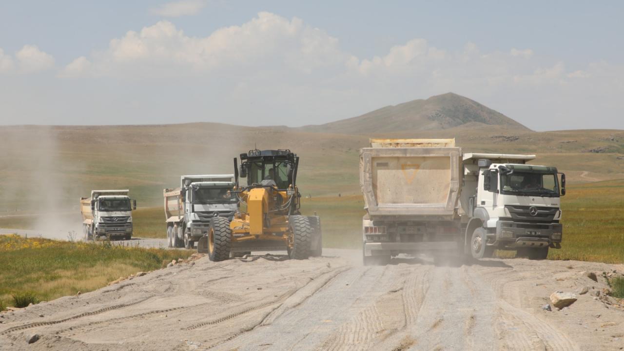Ağrı'da sıcak asfalt kaplanacak köy yolları genişletiliyor
