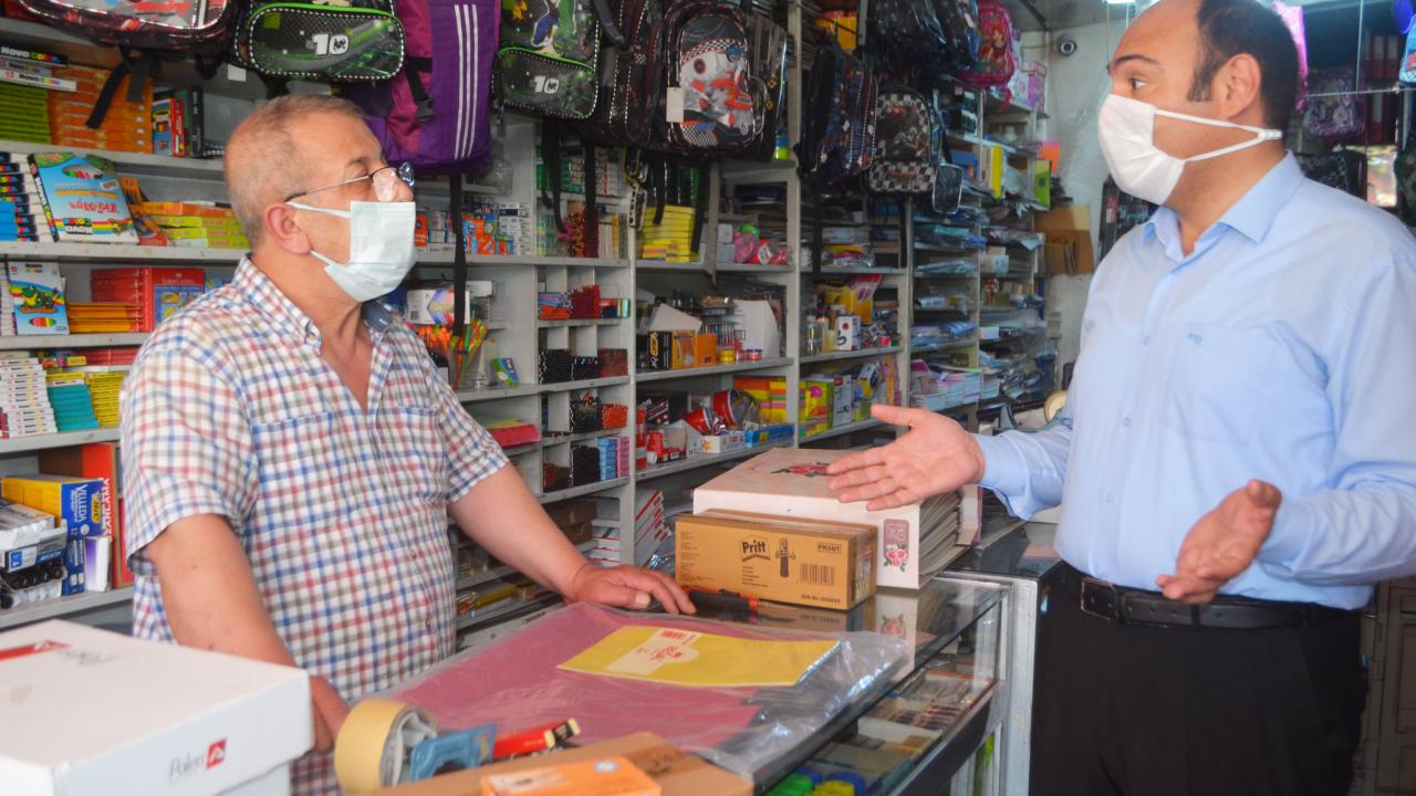 Merzifon Kaymakamı Demirkale, vatandaşları aşı olmaya ikna ediyor