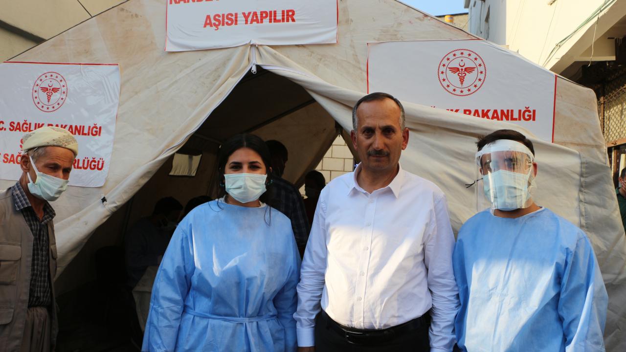 Şemdinli'de kurulan aşı çadırında günde 200 kişi aşılanıyor