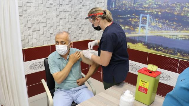 Manisa Şehirlerarası Otobüs Terminalinde Covid-19 aşı uygulaması başlatıldı