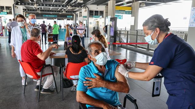 Bir haftada 5 milyon 557 bin 815 kişi aşılandı