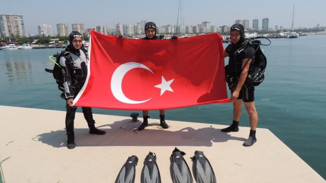 Mersinde dalgıç polisler su altında Denizcilik ve Kabotaj Bayramını kutladı
