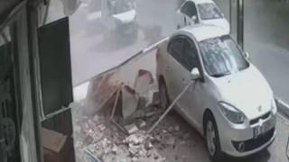 Çatıdan düşen parçalardan son anda kurtuldu