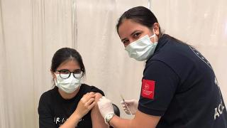 Kızına ilk doz aşısını yapan hemşire anne TRT Haber'e konuştu