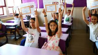 Öğrenciler karne heyecanı yaşadı