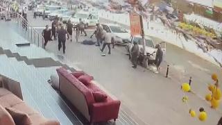 Araç kaldırıma çıktı, yayalar ezilmekten son anda kurtuldu