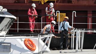 Dev gemilerin "kılavuzları" gemileri güvenle limana yanaştırıyor