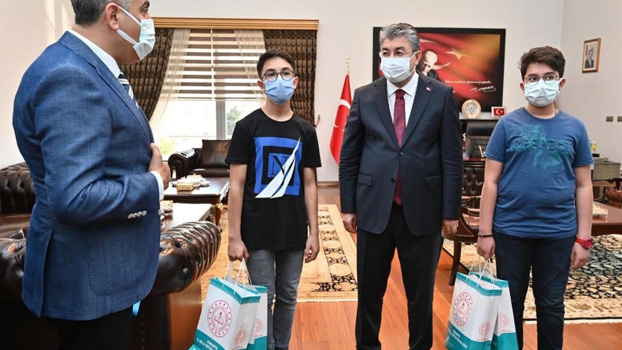 Osmaniye Valisi Erdinç Yılmaz, LGS'de 500 tam puan alan iki öğrenciyi ödüllendirdi