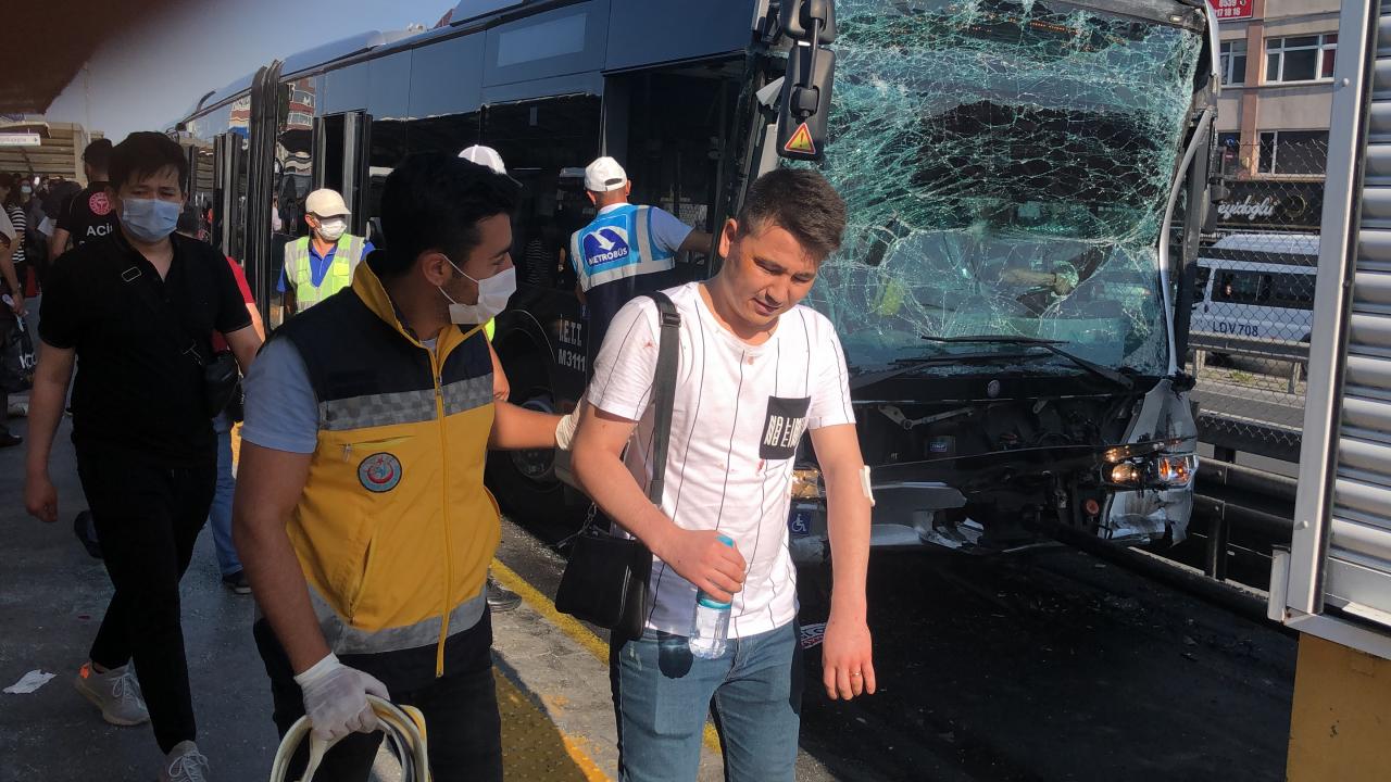 İstanbul'da iki metrobüs çarpıştı: 24 yaralı