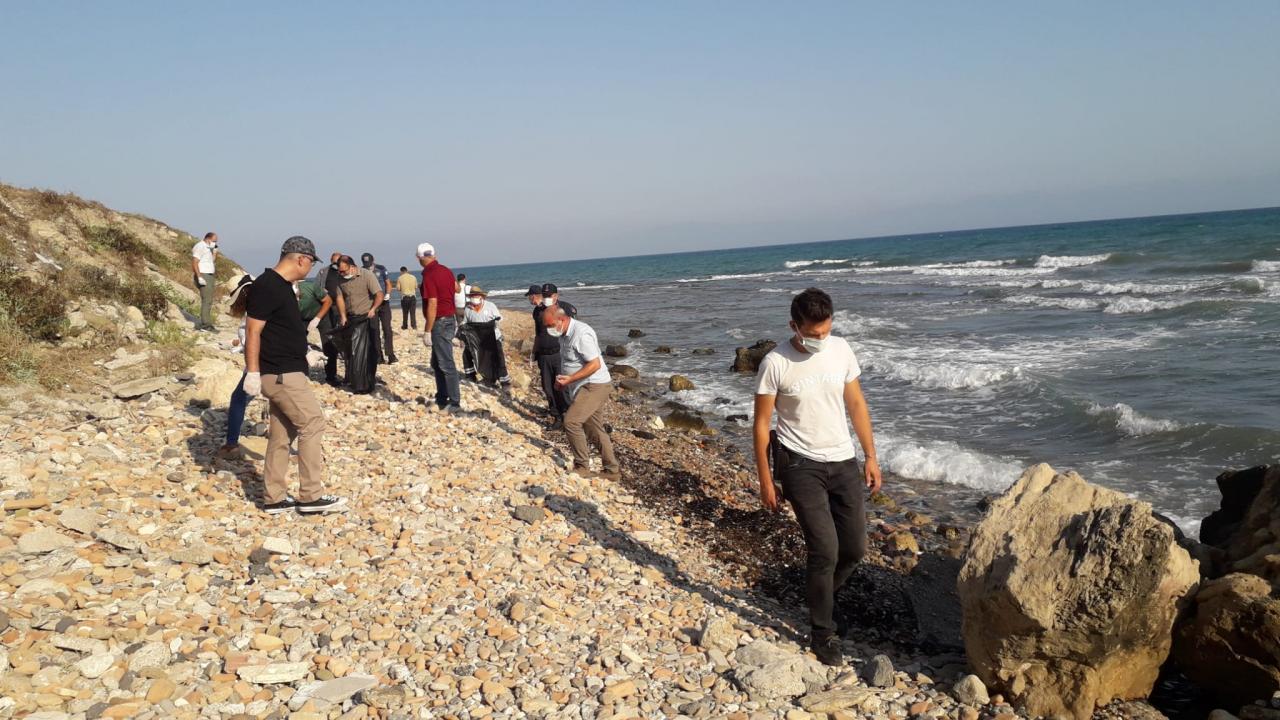 Yumurtalık'ta kamu çalışanları ve vatandaşlar sahili temizledi