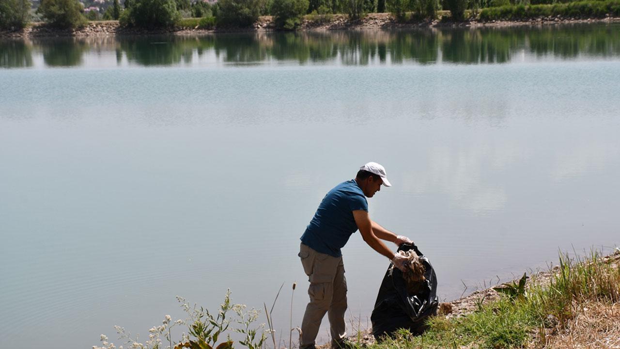 Doğaseverler gölet çevresinden 30 çuval çöp topladı