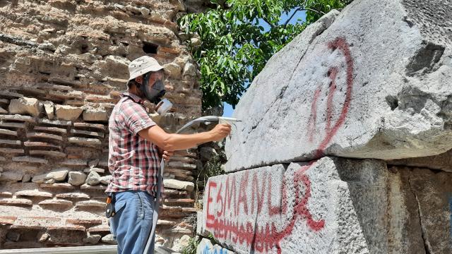 İznikin tarihi surlarındaki yazılar "kumlama" yöntemiyle siliniyor