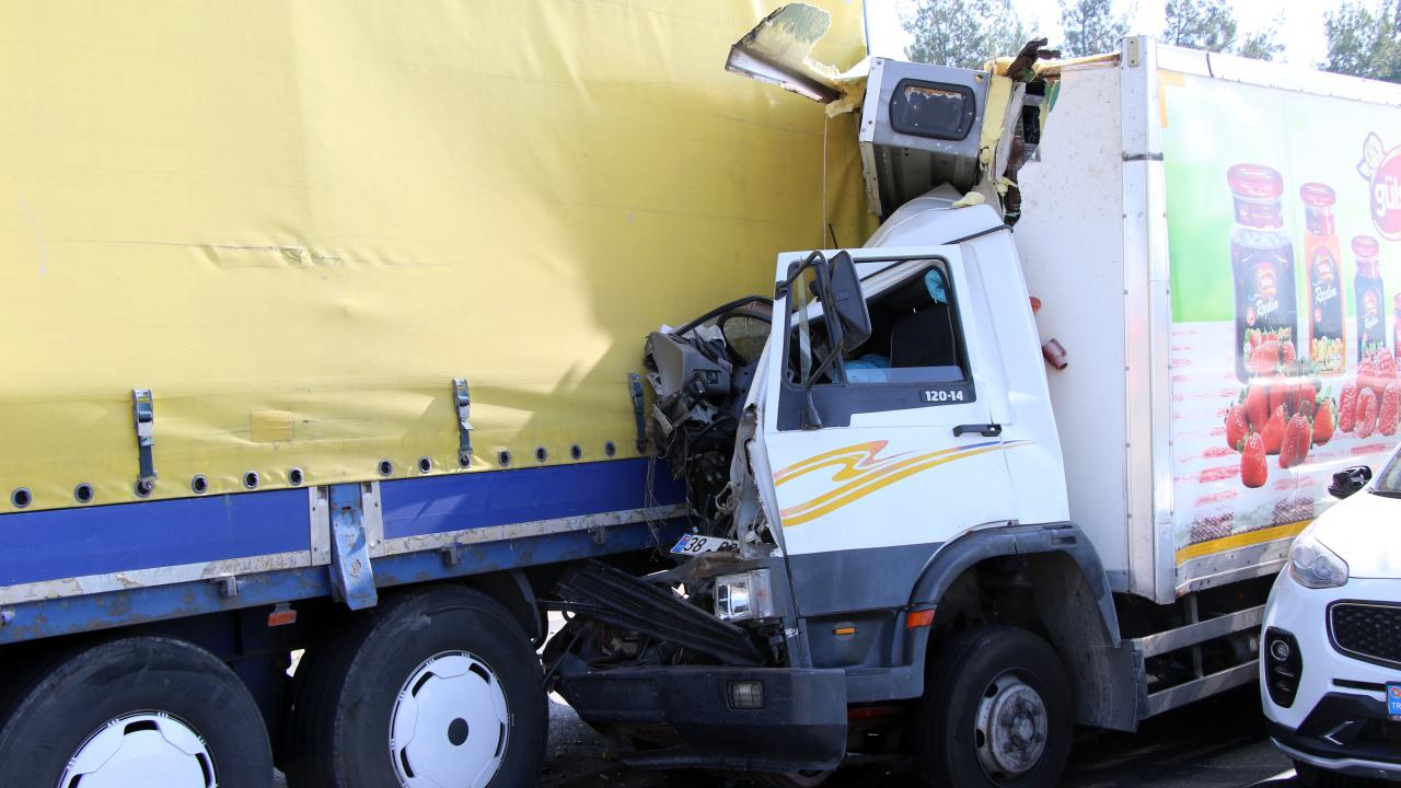 Uşak'ta 3 aracın karıştığı trafik kazasında 1 kişi yaralandı