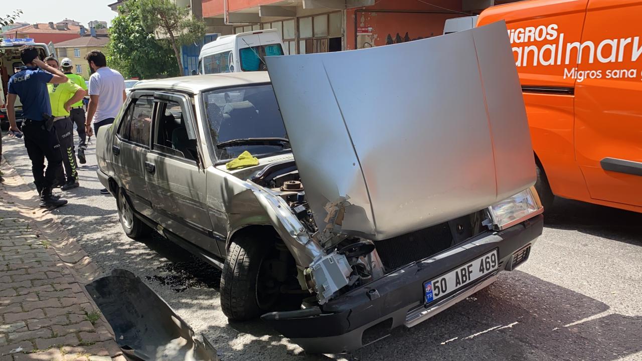 Ümraniye'de bahçe duvarına çarptıktan sonra otomobiliyle kaçan sürücü, 3 araca çarparak durabildi