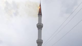 Yıldırım düşen caminin minaresi yandı