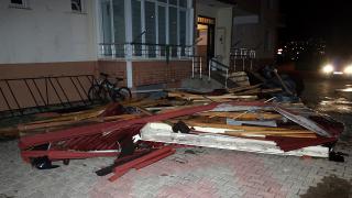 Yozgat'ta çatılar uçtu yollar göle döndü