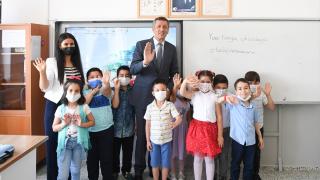 Bakan Selçuk, öğrencilerin karne sevincine ortak oldu