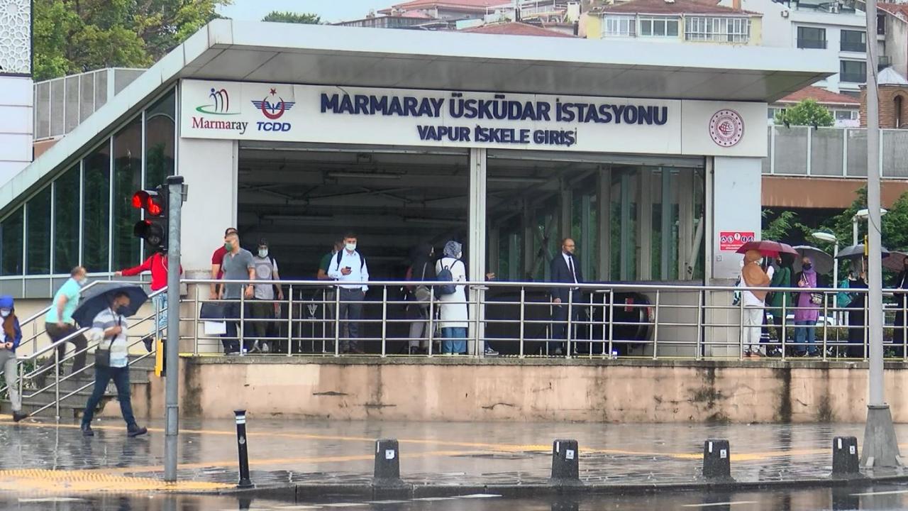 Islanmamak için otobüs duraklarına sığındılar