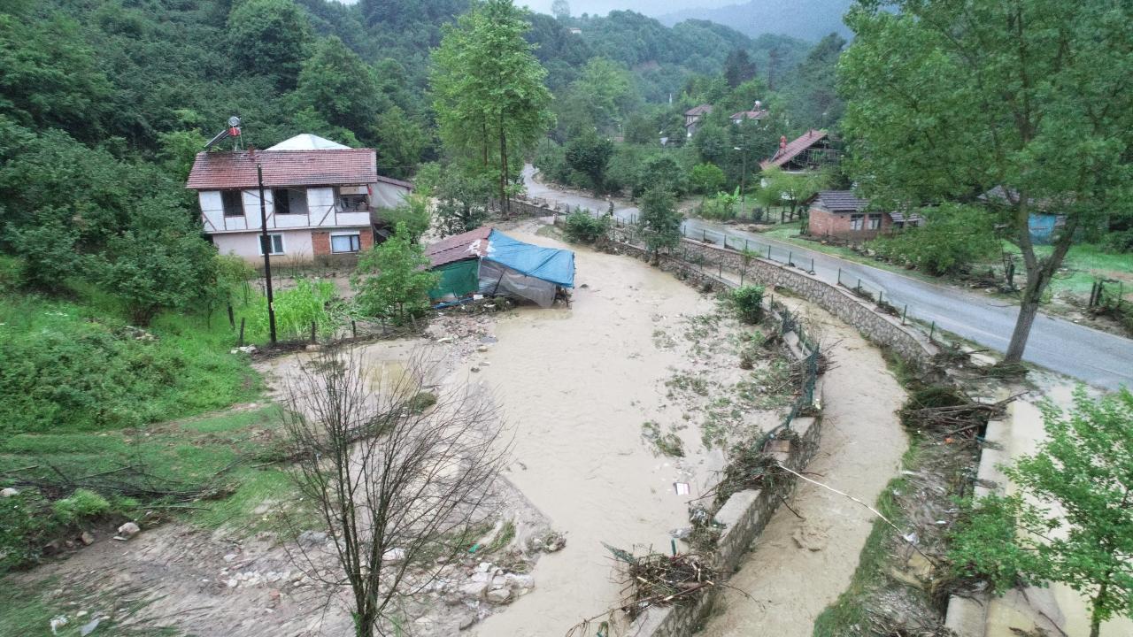 Dereler taştı, yol çöktü